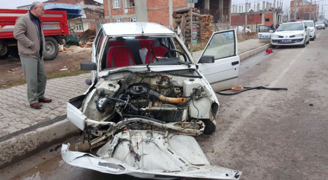Otomobil ağaca çarptı, 1'i ağır 2 yaralı var Otomobil ağaca çarptı, 1'i ağır 2 yaralı var
