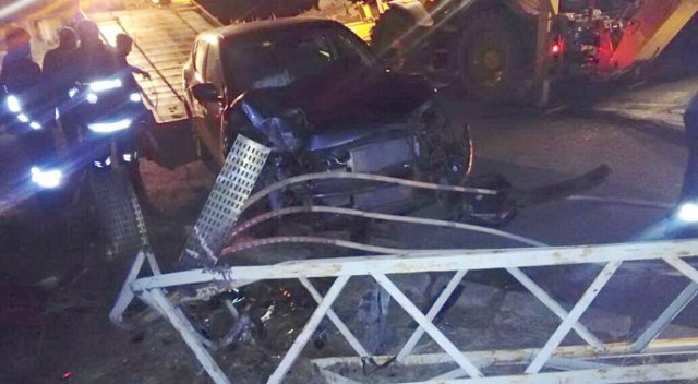 Otomobil elektrik direğine çarptı Otomobil elektrik direğine çarptı