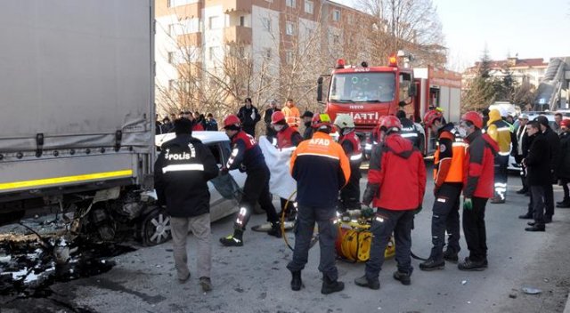 Park halindeki tıra çarpan arabanın sürücüsü öldü