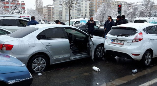 Polis 'dur' ihtarına uymayan otomobili ateş ederek durdurdu