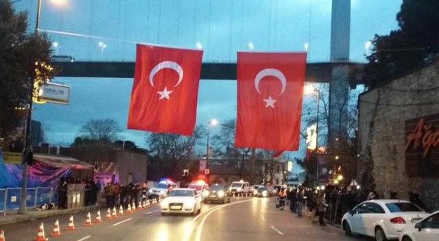Saldırının olduğu gece kulübünün bulunduğu caddeye Türk bayrağı asıldı Saldırının olduğu gece kulübünün bulunduğu caddeye Türk bayrağı asıldı