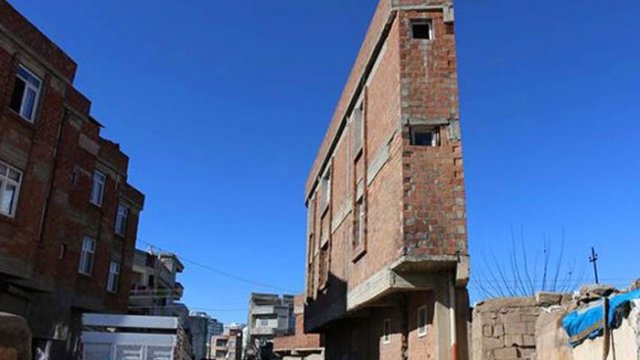 Siverekte iki katlı ilginç bina görenleri şaşırtıyor Siverekte iki katlı ilginç bina görenleri şaşırtıyor