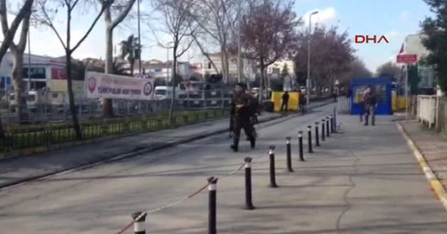 İstanbul Emniyet Müdürlüğü önünde kamyon paniği İstanbul Emniyet Müdürlüğü önünde kamyon paniği