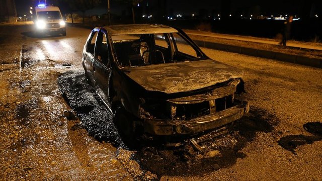 Taksiciyi darbedip aracını yaktılar Taksiciyi darbedip aracını yaktılar