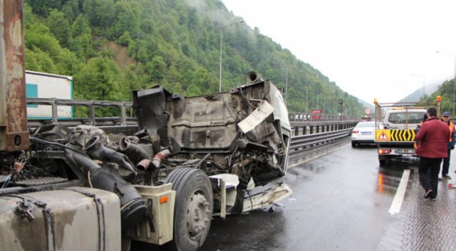TEM'de feci kaza! İstanbul yolu trafiğe kapandı TEM'de feci kaza! İstanbul yolu trafiğe kapandı