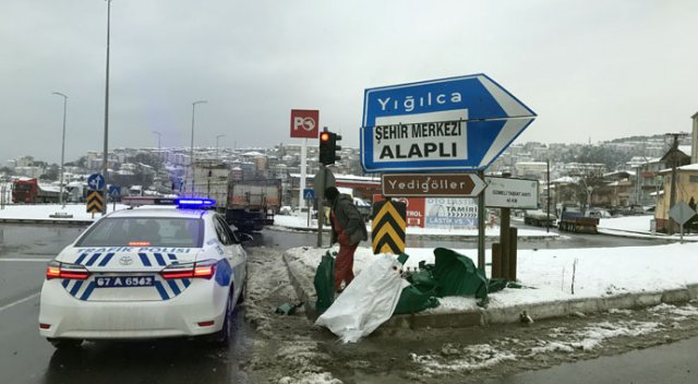 TIR sürücüsü trafik levhalarına çarptı