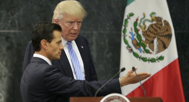 Trump 'Meksika duvarı'na onay veren kararı imzaladı Trump 'Meksika duvarı'na onay veren kararı imzaladı