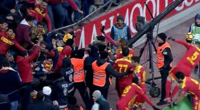 Umut Bulut tribünleri yıktı
