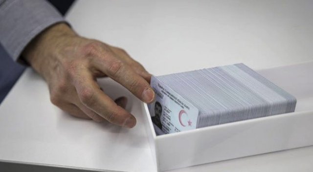 Yeni kimlikler izdihama yol açtı