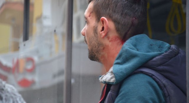 Yol vermeyen otobüs şoförünü sopayla dövdüler