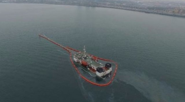 Zeytinburnu'nda alarm! Batan gemide sızıntı Zeytinburnu'nda alarm! Batan gemide sızıntı