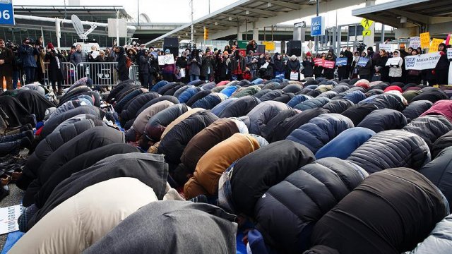 ABD'deki Müslümanlardan cuma namazı dayanışması ABD'deki Müslümanlardan cuma namazı dayanışması