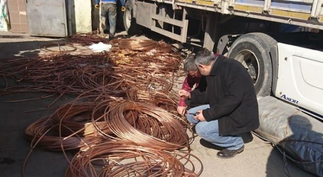 Adana'da hızlı tren hattından elektrik kablosu çaldılar Adana'da hızlı tren hattından elektrik kablosu çaldılar