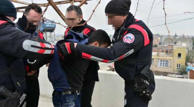 Adana'da polisten kaçan terörist çatıda yakalandı
