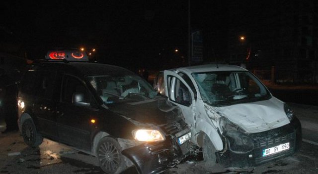 Adana&#039;da zincirleme trafik kazası: 2 yaralı