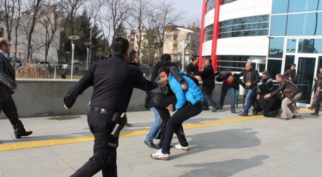 Adliyede aileler birbirine girdi, yaralılar var Adliyede aileler birbirine girdi, yaralılar var