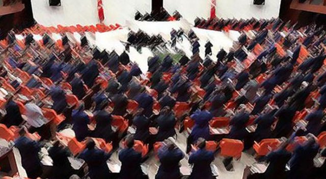 AK Partili milletvekili &#039;Evet deyin&#039; dedi; CHP’liler alkışlayarak, destek verdi