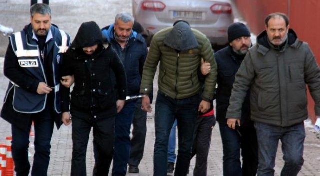 Alıkonulduğu 3. kattaki evinin balkonundan iple sarkarak kurtuldu Alıkonulduğu 3. kattaki evinin balkonundan iple sarkarak kurtuldu