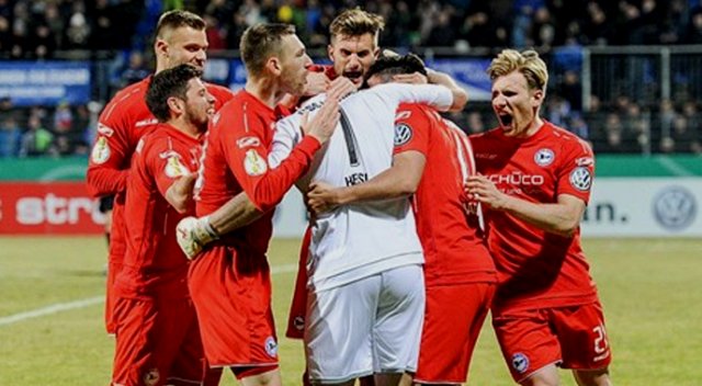 Almanya'da 4 oyuncu değişikliği uygulandı Almanya'da 4 oyuncu değişikliği uygulandı