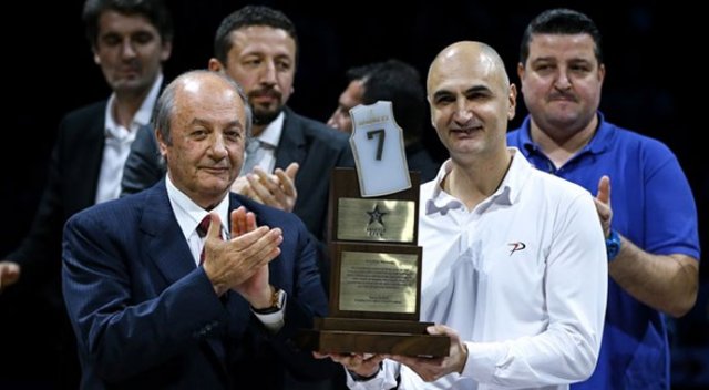 Anadolu Efes'ten Naumoski'ye büyük onur Anadolu Efes'ten Naumoski'ye büyük onur