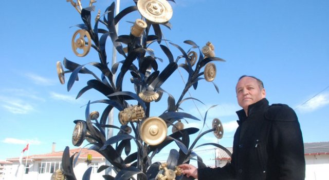 Araç parçalarından sanat eseri ortaya çıkardı
