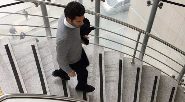 Arkadaşını muşta ile yaralayan Rüzgar Çetin adliyede