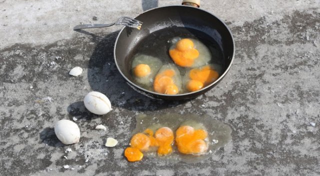 Asfalta kırılan yumurta dondu Asfalta kırılan yumurta dondu