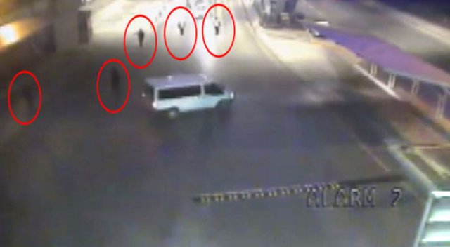 Atatürk Havalimanı'nda polisin kaçan minibüse ateş açması kamerada Atatürk Havalimanı'nda polisin kaçan minibüse ateş açması kamerada