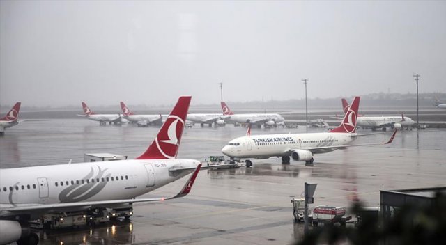 Atatürk Havalimanı'nda uçağa otobüs çarptı Atatürk Havalimanı'nda uçağa otobüs çarptı