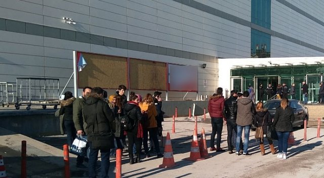 AVM’nin asma tavanı çöktü AVM’nin asma tavanı çöktü