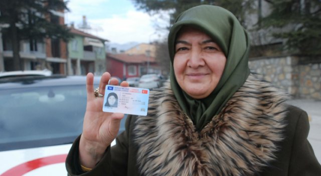 Ayşe teyze 64 yaşında ehliyet aldı Ayşe teyze 64 yaşında ehliyet aldı