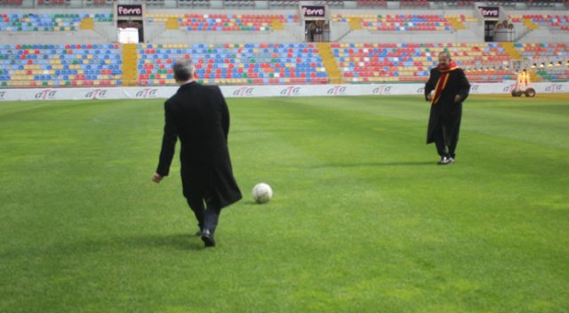 Bakanlar, Kadir Has Stadı’nda top oynadı