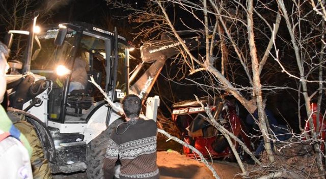 Balıkesir&#039;de otomobil dereye devrildi: 2 ölü, 1 yaralı