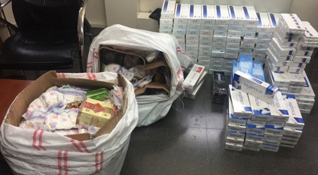 Bebek bezlerinin içinden kaçak sigara çıktı Bebek bezlerinin içinden kaçak sigara çıktı