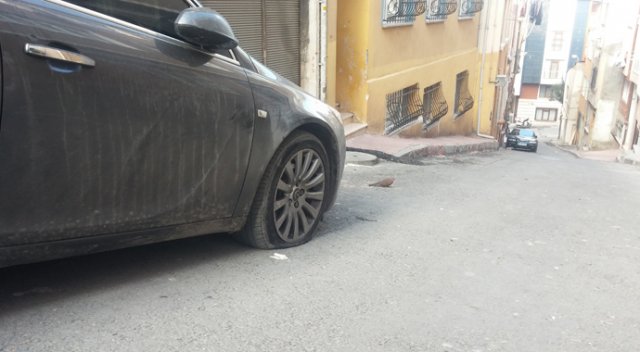 Beyoğlu’nda gece onlarca aracın lastiği kesildi Beyoğlu’nda gece onlarca aracın lastiği kesildi