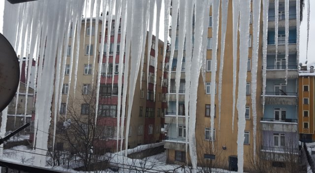 Bitlis'te 3 metrelik buz sarkıtları oluştu Bitlis'te 3 metrelik buz sarkıtları oluştu