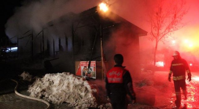 Bolu'da yangın, 6 iş yeri kül oldu Bolu'da yangın, 6 iş yeri kül oldu