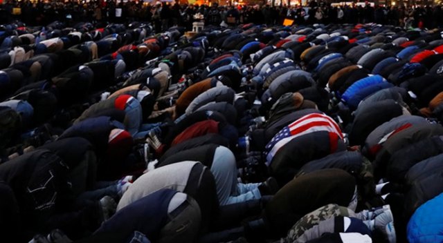 Brooklyn meydanında binler namaza durdu Brooklyn meydanında binler namaza durdu