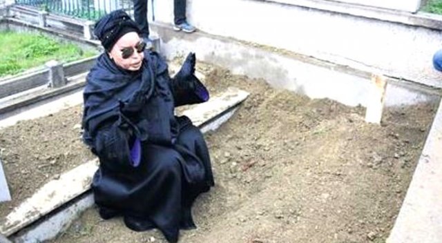 Bülent Ersoy ve Ajda Pekkan cenazede bile barışmadı Bülent Ersoy ve Ajda Pekkan cenazede bile barışmadı