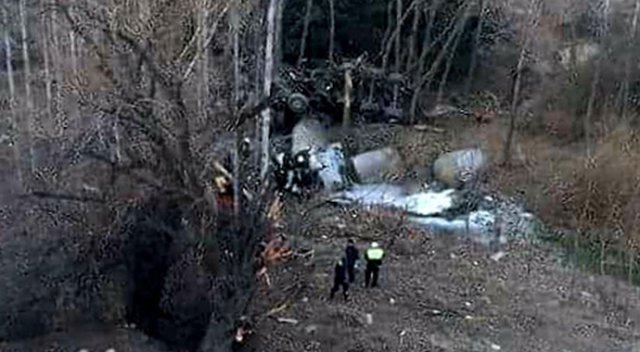 Burdur'da süt tankeri uçuruma yuvarlandı: 2 ölü