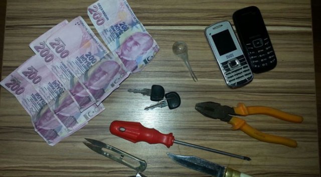 Bursa'da 19 aracın camını patlatan zanlılar yakalandı Bursa'da 19 aracın camını patlatan zanlılar yakalandı
