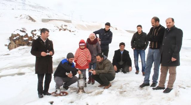 Buz tutan çayda kızakla kayıp, çay içtiler