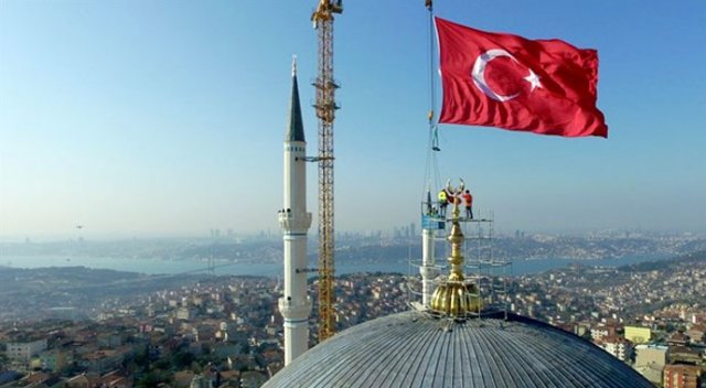 Çamlıca Camii'nin alemi törenle yerleştirildi