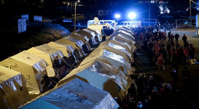 Çanakkale'de depremzedeler çadır kapmak için yarıştı
