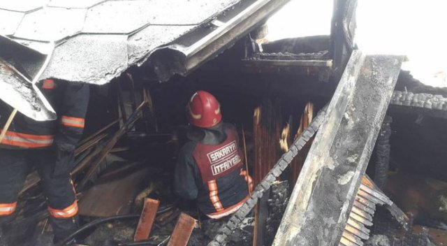 Çatı yangını itfaiye ekiplerince söndürüldü