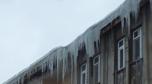 Çatılardaki buz sarkıtları tehlike saçıyor