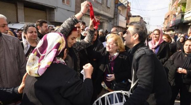 Cenazesini davul çalarak toprağa verdiler Cenazesini davul çalarak toprağa verdiler