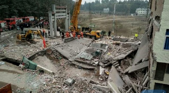 Çin'de beş katlı üç bina çöktü!