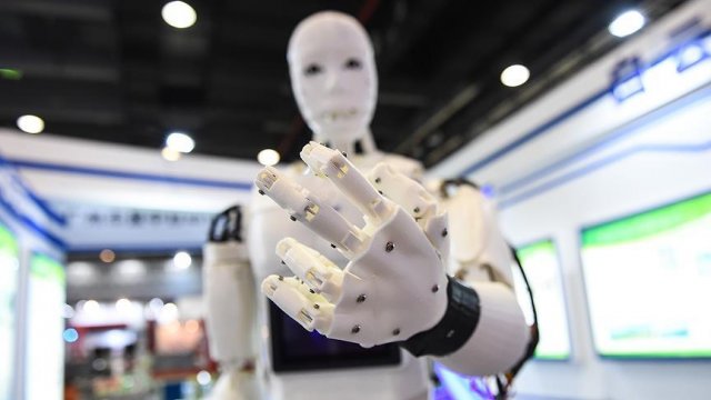 Çin'de yapay zekalı robot insanları yendi
