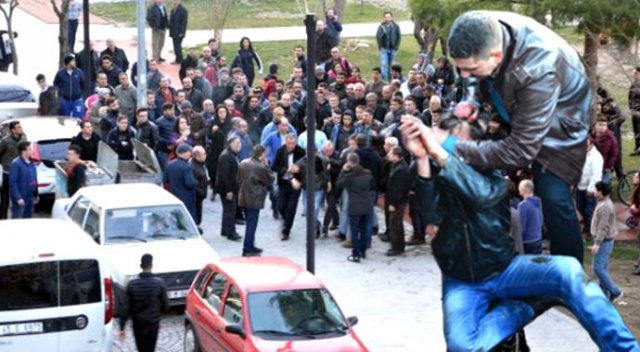 Çocuk tacizcisi sapığa vatandaştan linç girişimi Çocuk tacizcisi sapığa vatandaştan linç girişimi